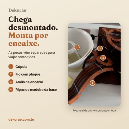 Peças do abajur como chegam: cúpula, fio com plugue, anéis de encaixe e ripas de madeira da base, separadas para montar por encaixe