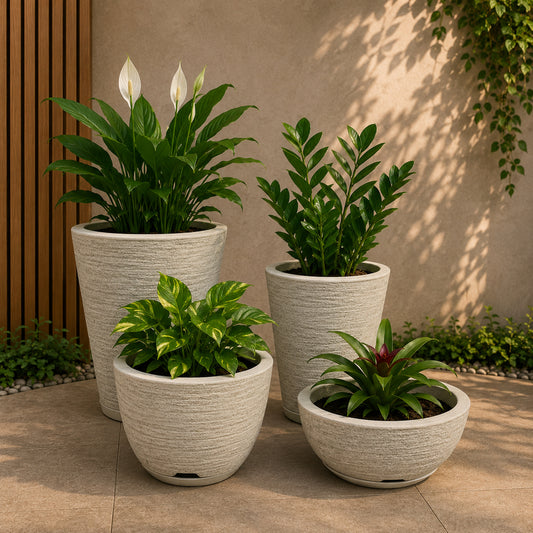 Conjunto de quatro vasos de polietileno bege com plantas em pátio