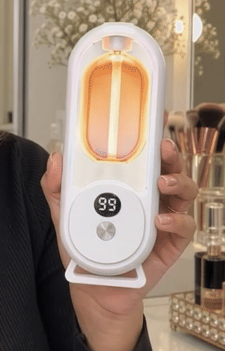 Aromatizador Dekorae em uso - nevoa e luz