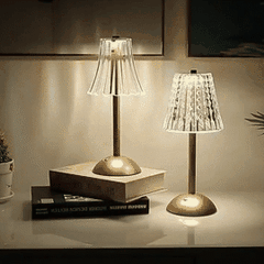 Luminária de mesa LED com cúpula de cristal acesa sobre uma mesa