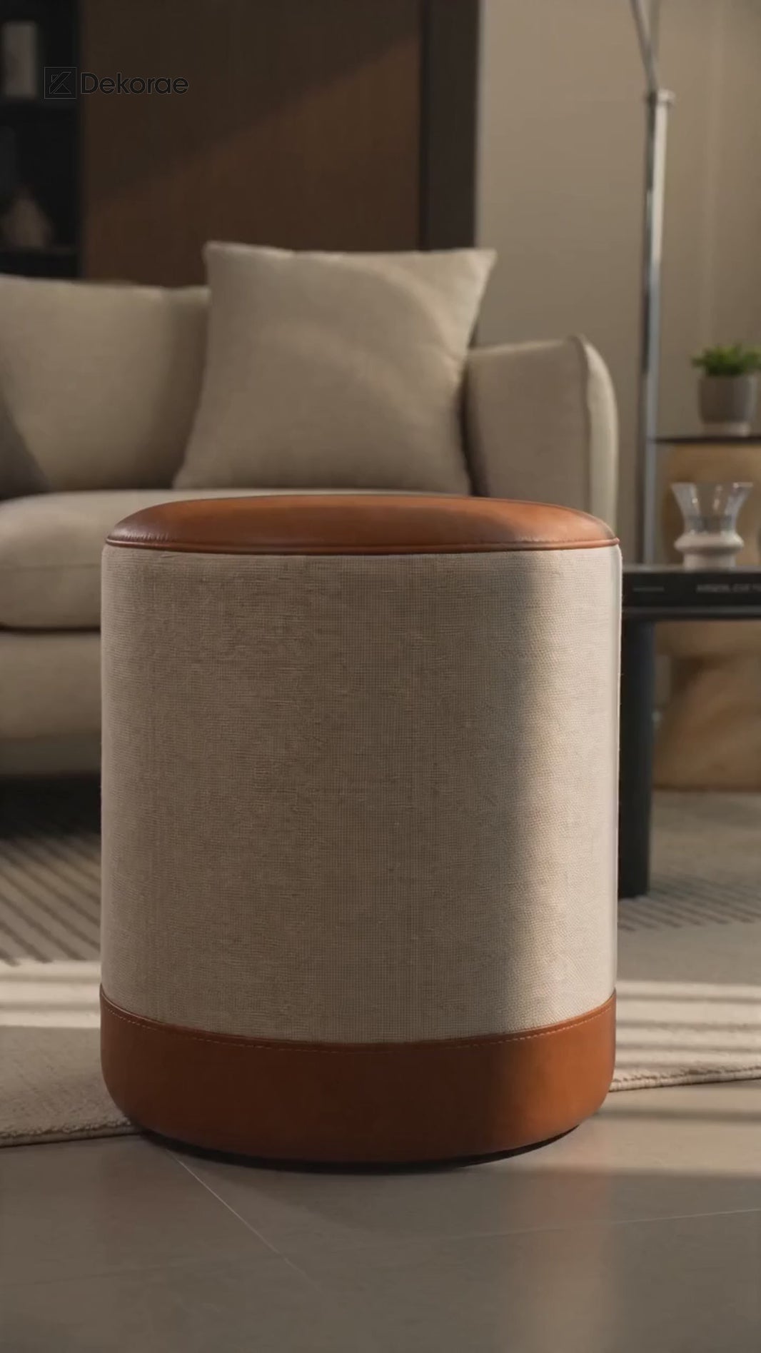 Puff Banqueta Minimalista em Linho Dekorae - detalhes do tecido e acabamento em couro